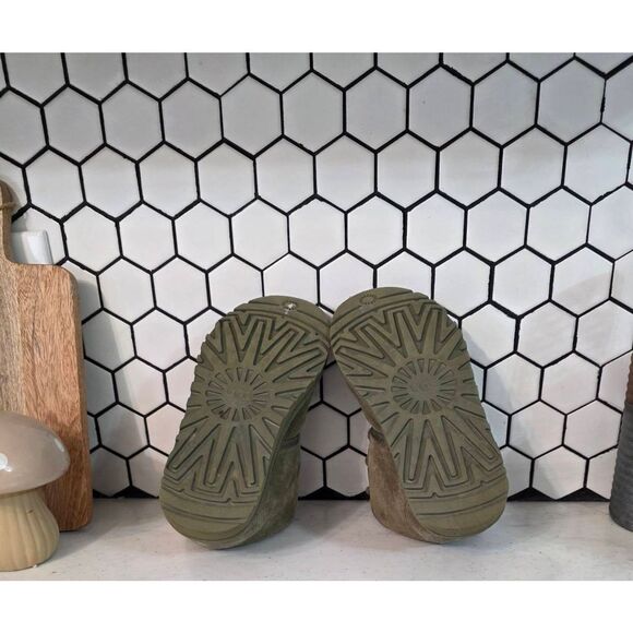 UGG Neumel Burnt Olive Suede Boots Size 5 - Picture 10 of 10